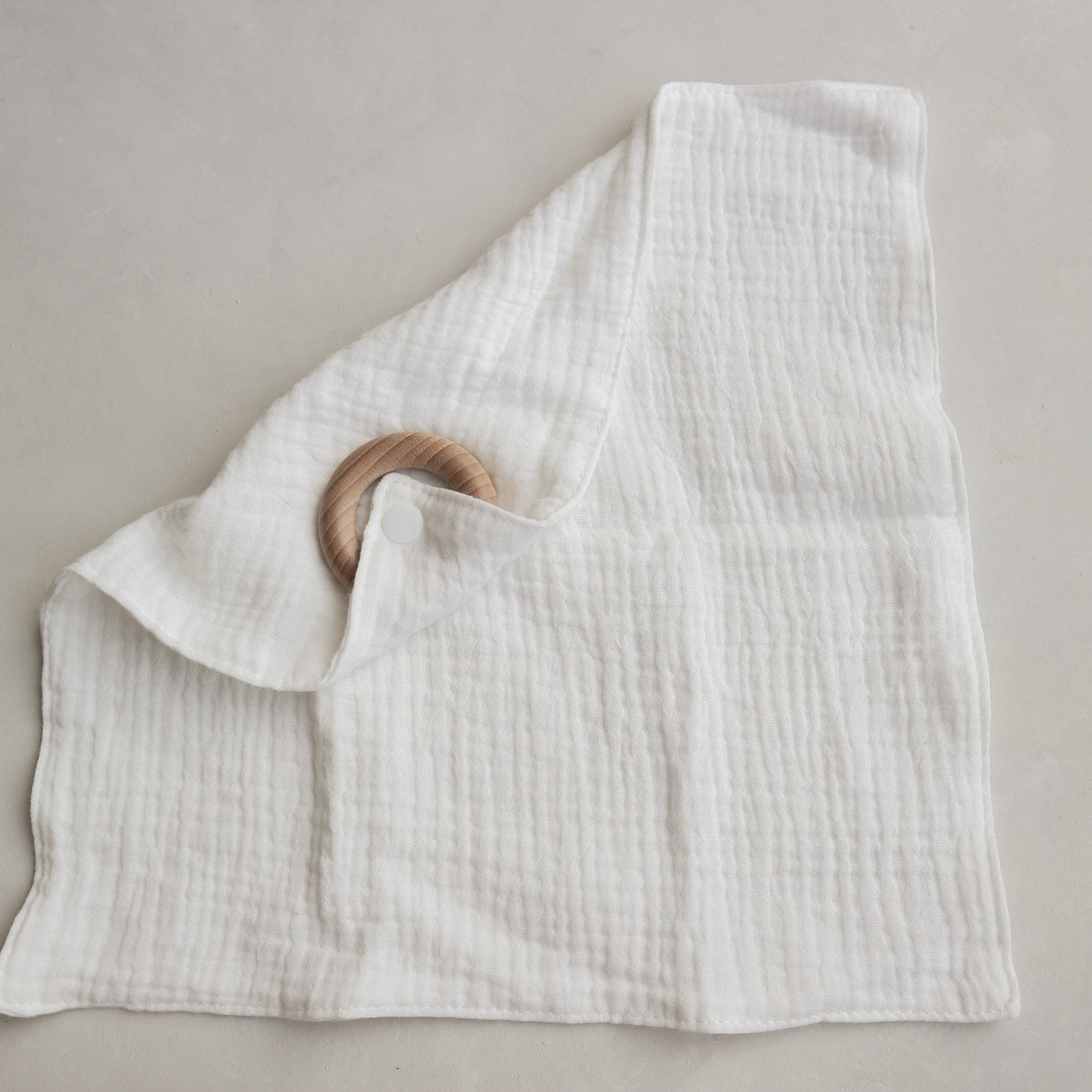 Beech wood ring teether with muslin