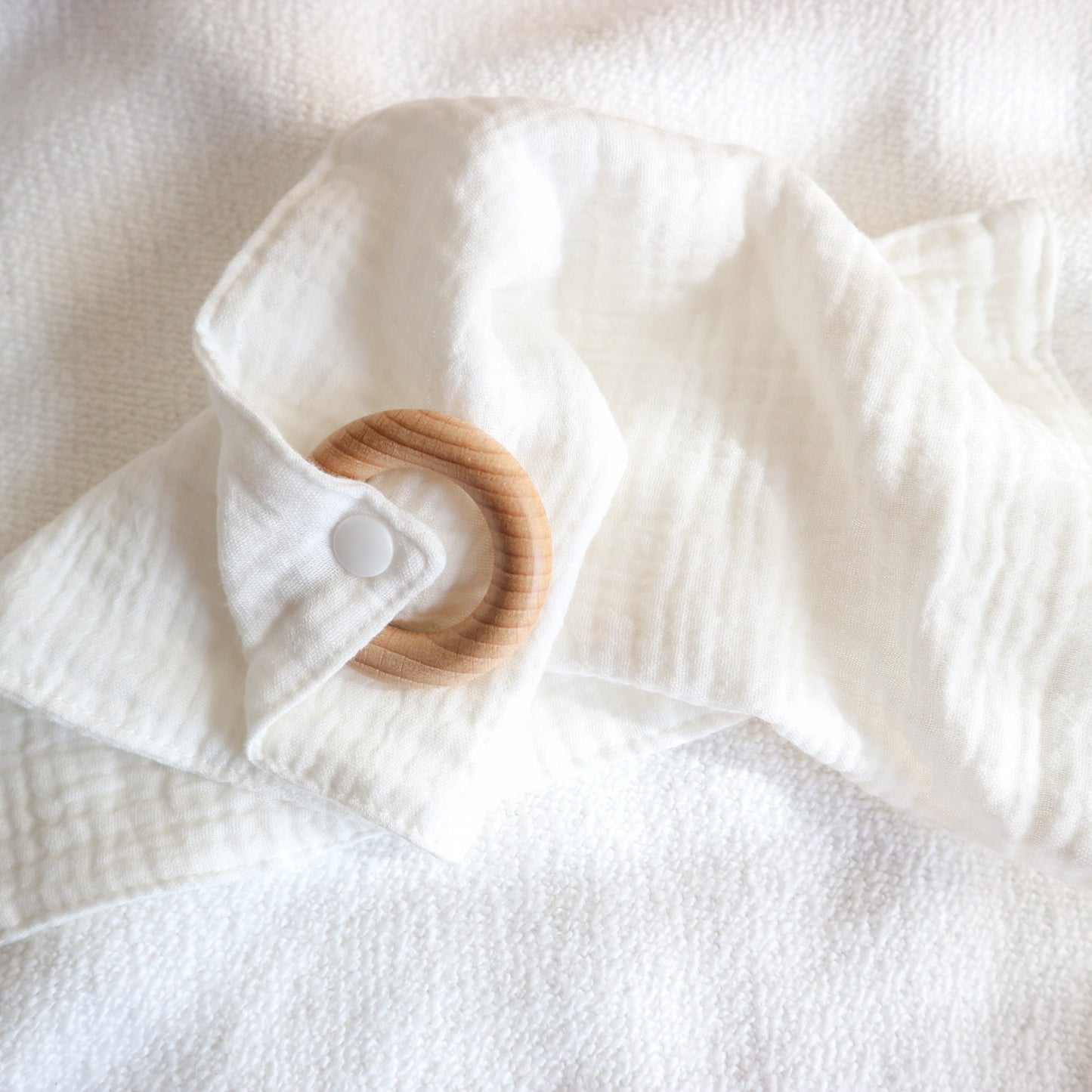 Beech wood ring teether with muslin