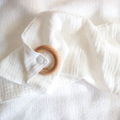 Beech wood ring teether with muslin